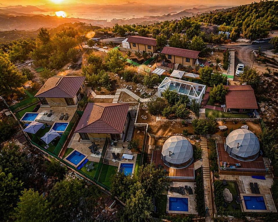 an overhead view of a house with a dome at Casa del mir in Dayr al Qamar