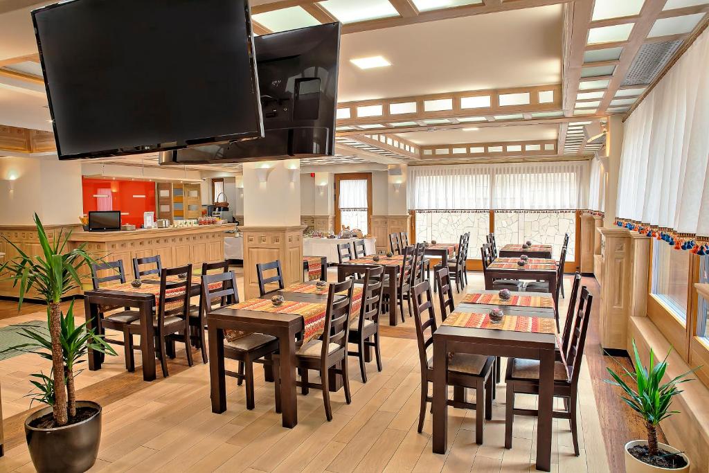 Hotel Azizaにあるレストランまたは飲食店