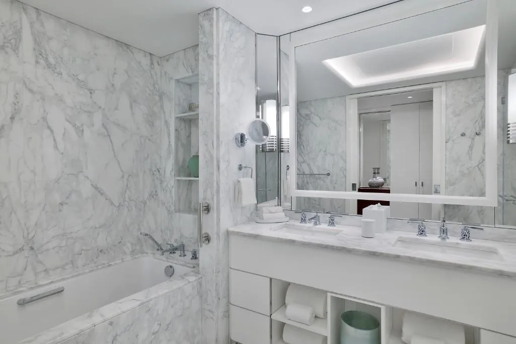 One-Bedroom Corner Suite with Sea View