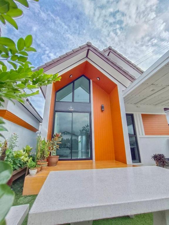 a small house with an orange and white at ลิบเบล โฮมสเตย์ in Ban Nong Sa