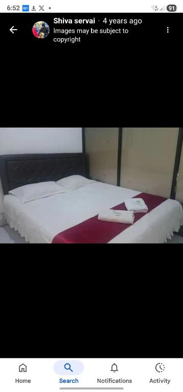 a screenshot of a webpage of a bed in a room at kiwi budget hotel in Rawang