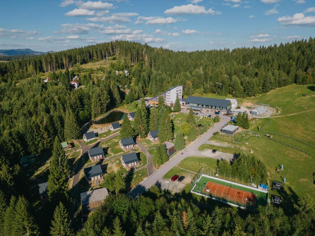 Luftaufnahme eines Ferienresorts mitten in einem Wald in der Unterkunft Hotel Zerrenpach Látky in Látky