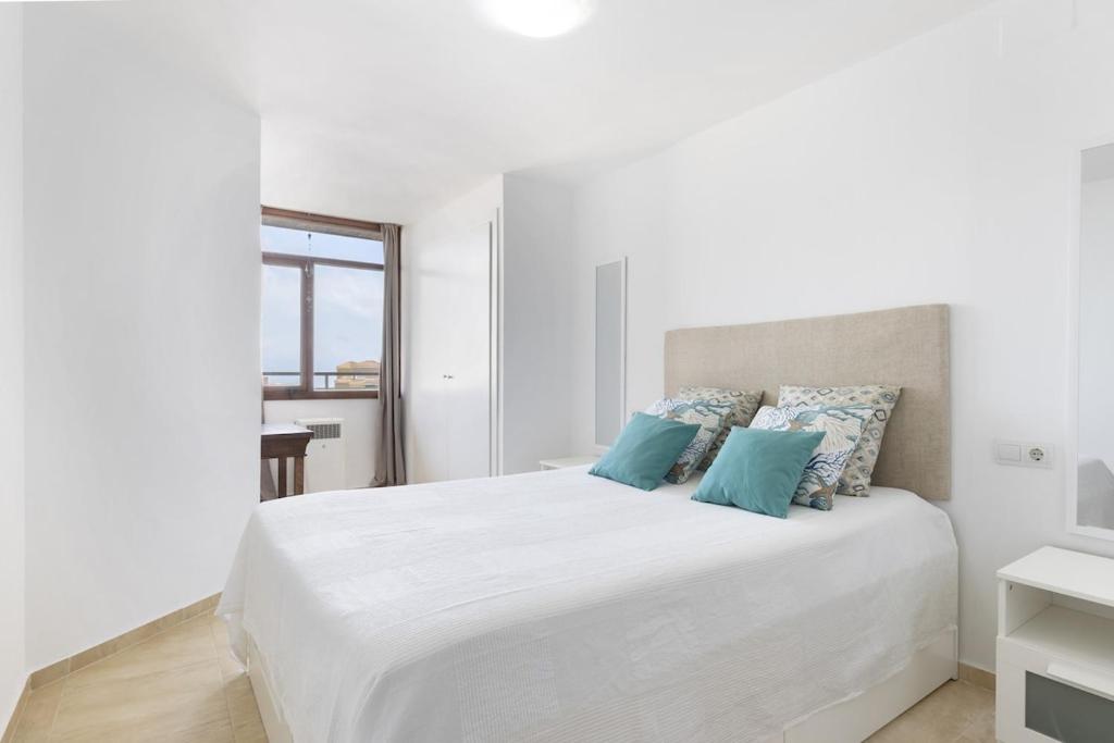 Prime Location Apartment with Seaviews