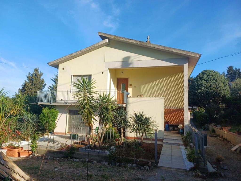 a white house with a fence in front of it at A casa di Nonna in Gambassi Terme