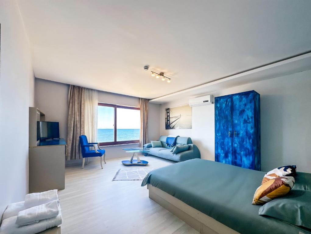 a hotel room with a bed and a living room at Arz'Urla Restaurant & Otel in Urla