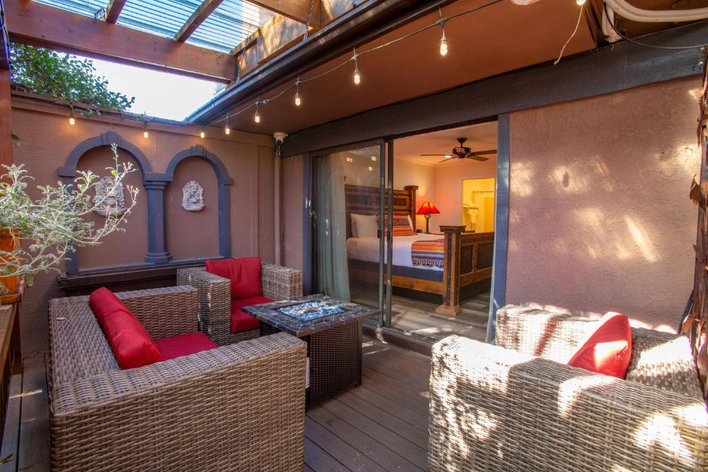 Lantern Light Inn - Romantic Getaway - King Room With Balcony