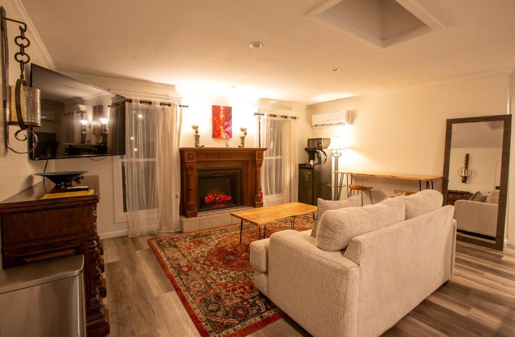 Lantern Light Inn - Romantic Getaway - Deluxe King Suite