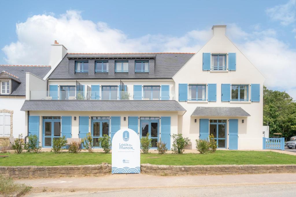 a house with a sign in front of it at Le Logis du Manoir in Sarzeau