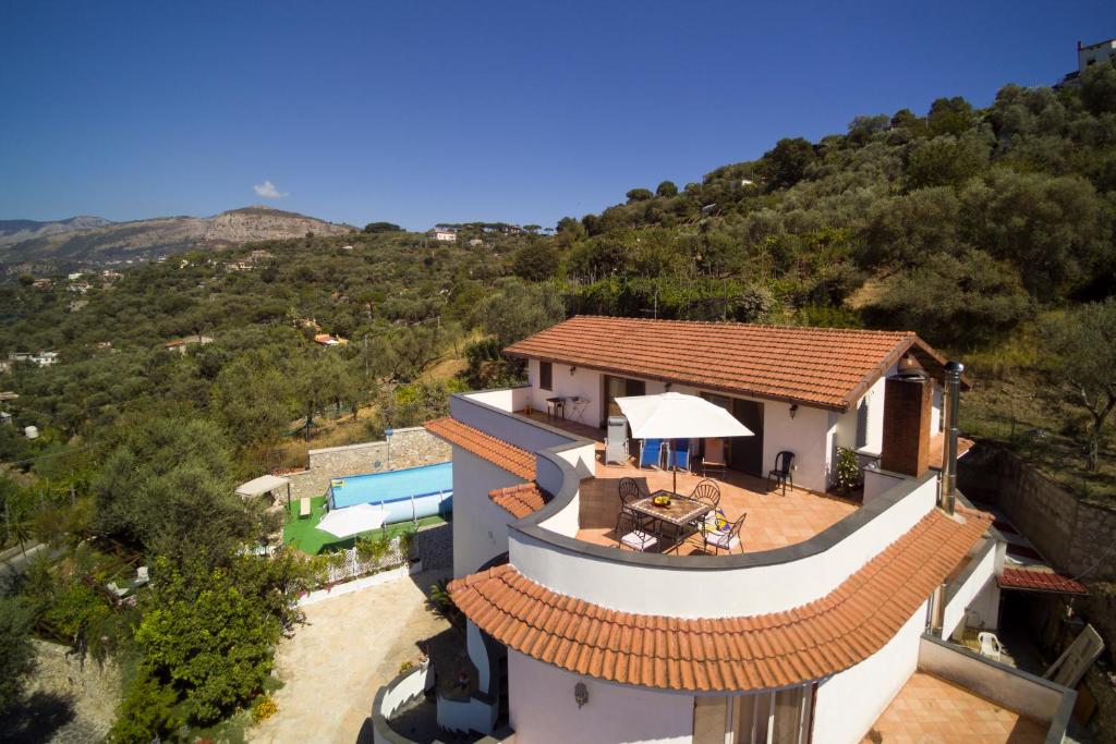 vista aerea di una casa con piscina di Appartamento Villa degli Ulivi a Sant'Agnello