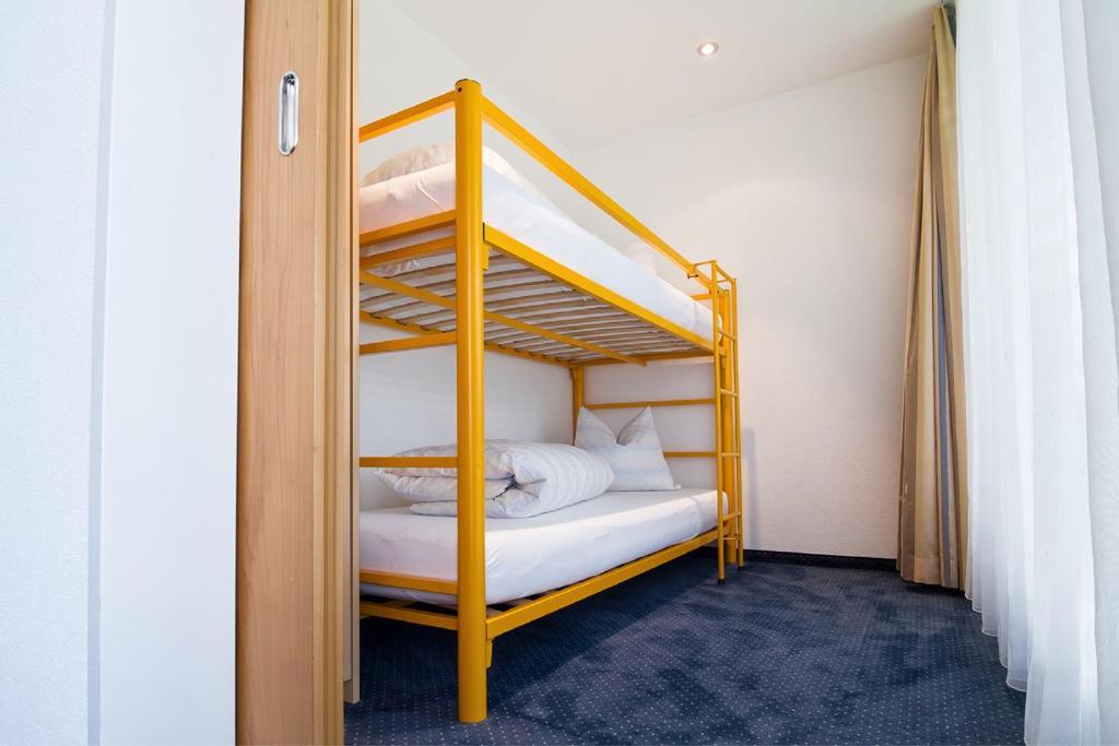 Postel nebo postele na pokoji v ubytování Hotel Rössli Tufertschwil