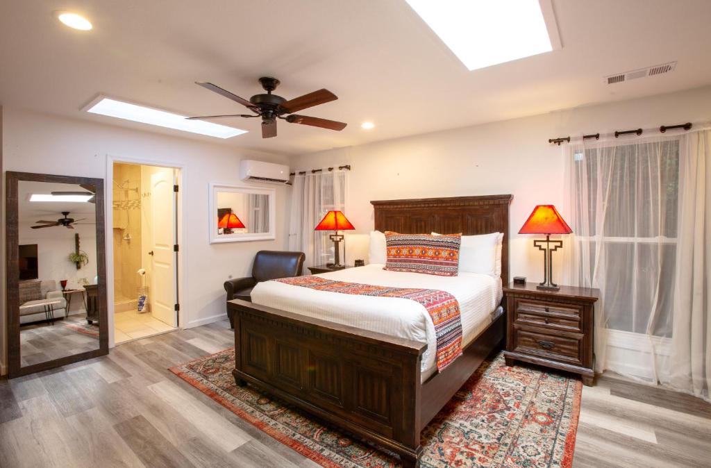 Lantern Light Inn - Romantic Getaway - Queen Room With Garden View