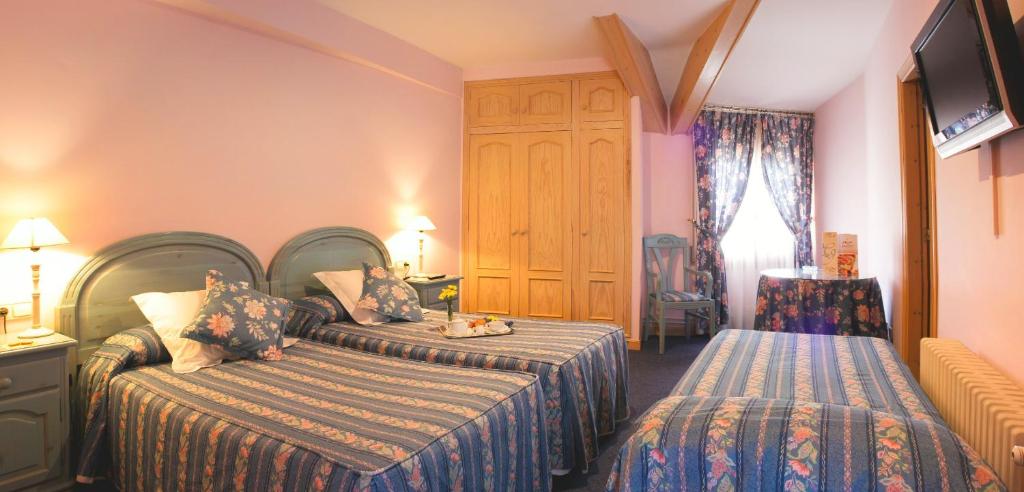 Postel nebo postele na pokoji v ubytování Hotel Jaume