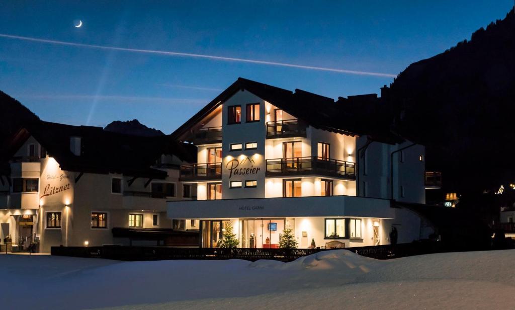 ein großes Gebäude mit Schnee davor in der Unterkunft Hotel Garni Passeier in Ischgl