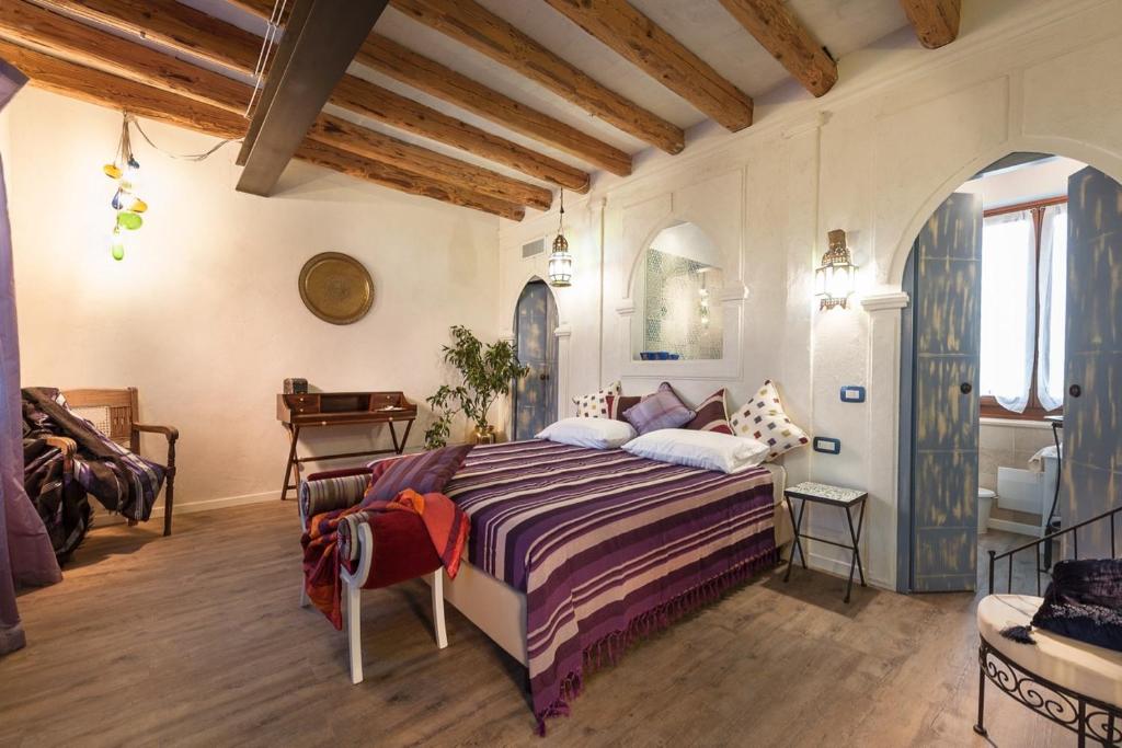 a bedroom with a bed and a desk in a room at Ca' Blanca in Castelnuovo del Garda