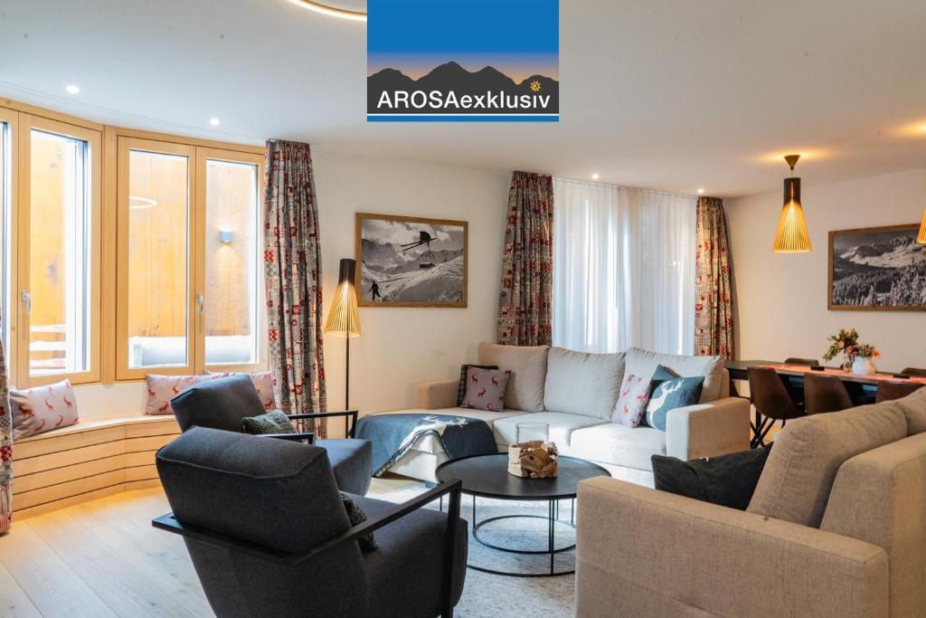 a living room with a couch and chairs at Terra Alpina in Arosa