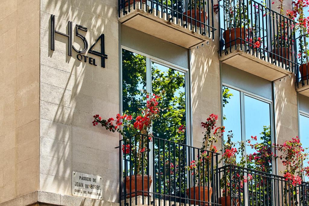 ein Gebäude mit Topfpflanzen nebeneinander in der Unterkunft Hotel 54 Barceloneta in Barcelona