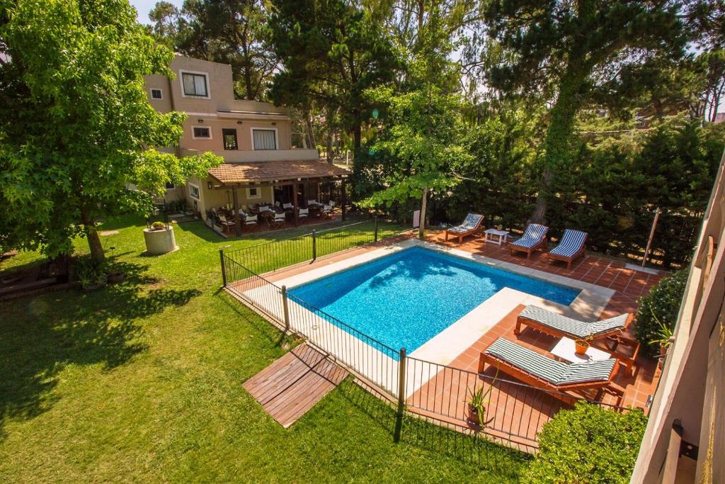 皮納馬爾的住宿－El Cortijo，享有庭院游泳池的顶部景色