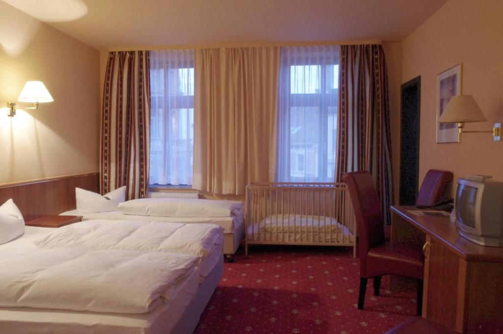 Llit o llits en una habitació de Hotel Merseburger Hof