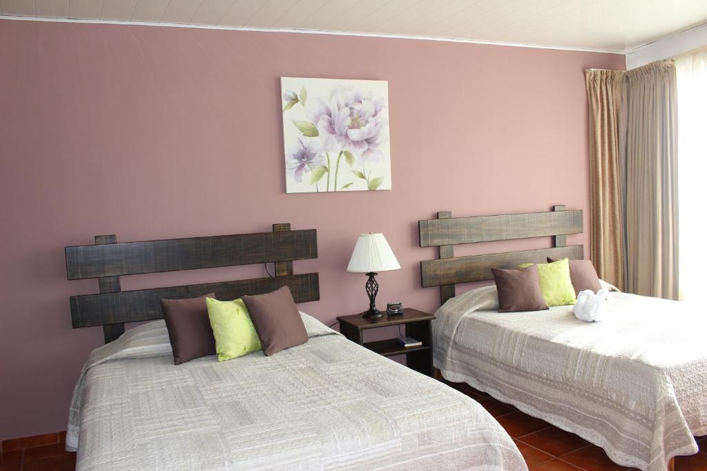 Postel nebo postele na pokoji v ubytování Hotel Arenal by Regina