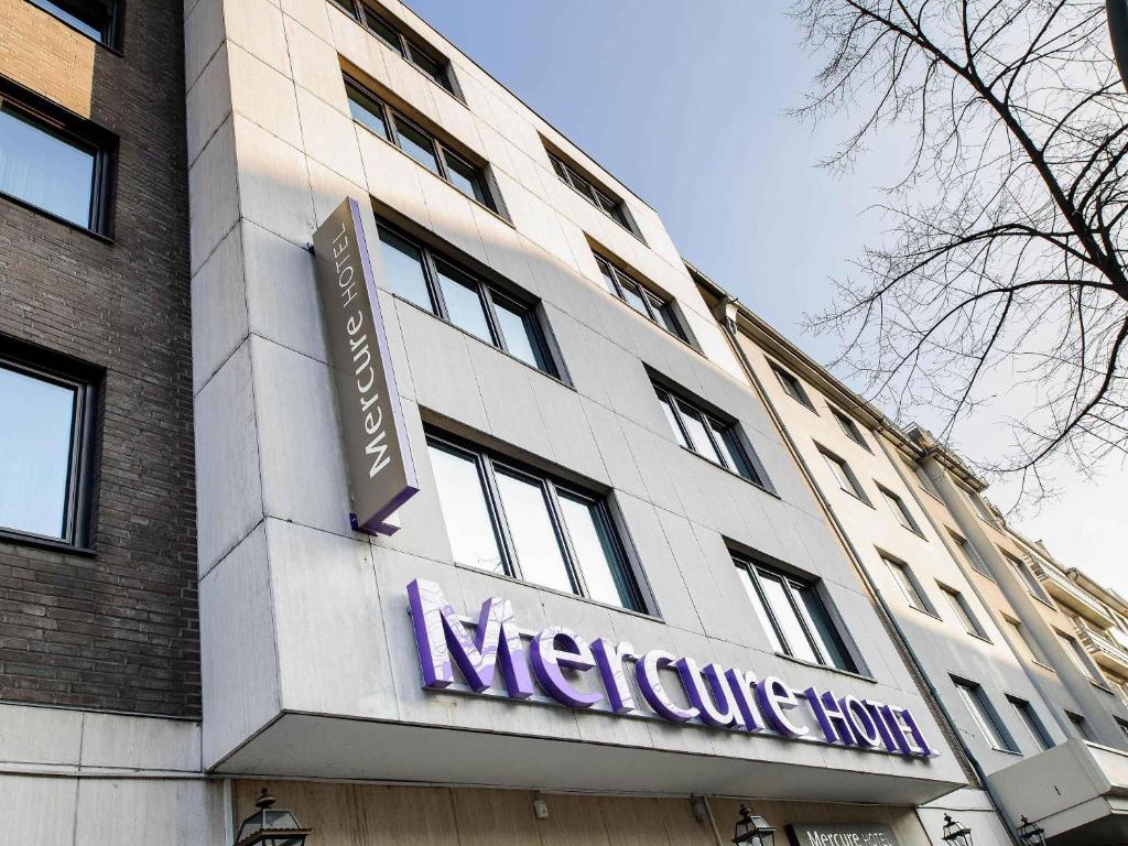 a building with a sign on the side of it at Mercure Hotel Düsseldorf Zentrum in Düsseldorf
