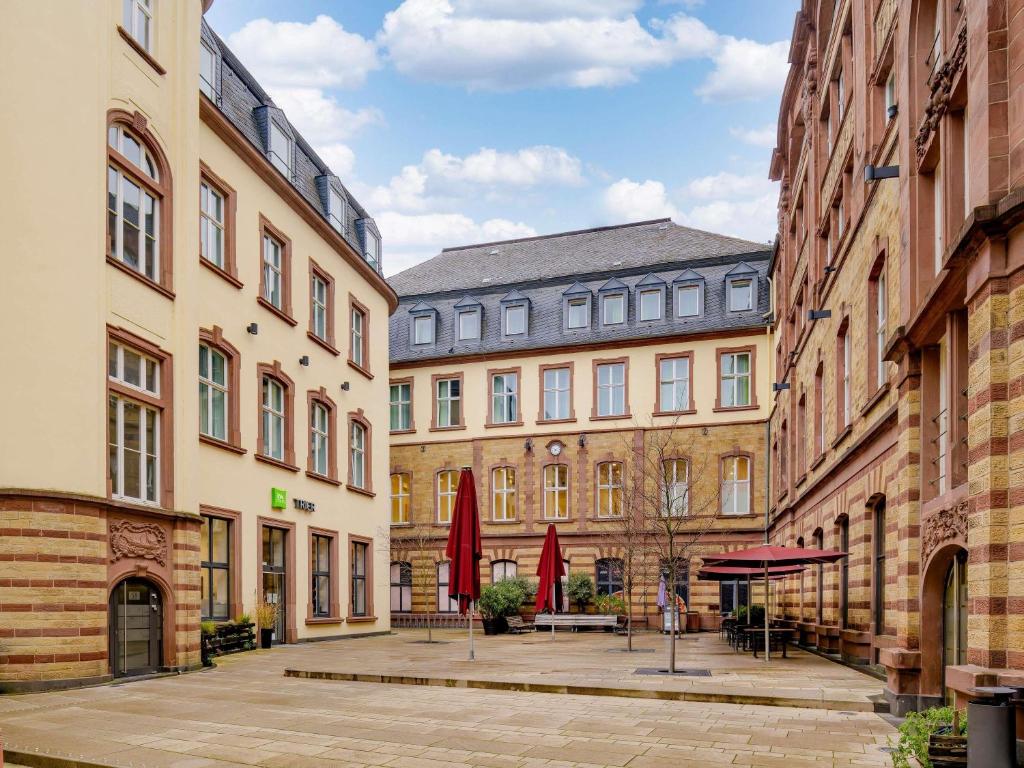 a courtyard in the middle of two buildings at Ibis Styles Trier in Trier
