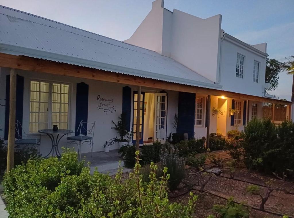 a white house with a pyramid in the background at Rosemarys Cottage in Koringberg