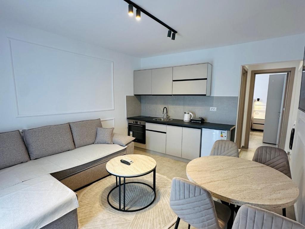 a living room with a couch and a table and a kitchen at Casa Meellas in Donji Štoj