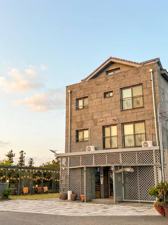a tall brick building with windows on the side at 깨비하우스202 in Wŏlsan