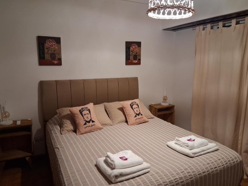a bedroom with a bed with towels on it at FRIDA APARTMENT remis gratis a Ezeiza in Ezeiza