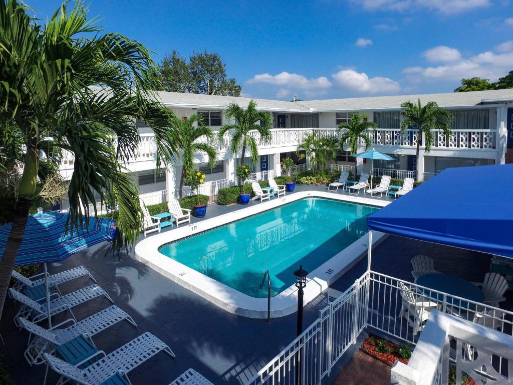 Изглед към басейн в May-Dee Suites in Florida или наблизо