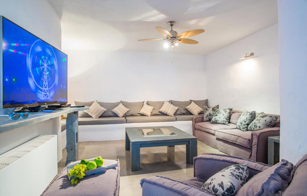 Televízia a/alebo spoločenská miestnosť v ubytovaní Aelia Hospitality Paros