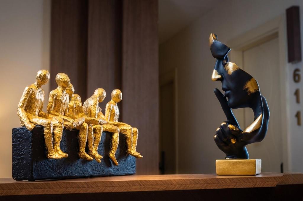 eine Bronzestatue einer Gruppe von Menschen, die auf einem Tisch sitzen. in der Unterkunft ClA Haven-Calma in Kairo