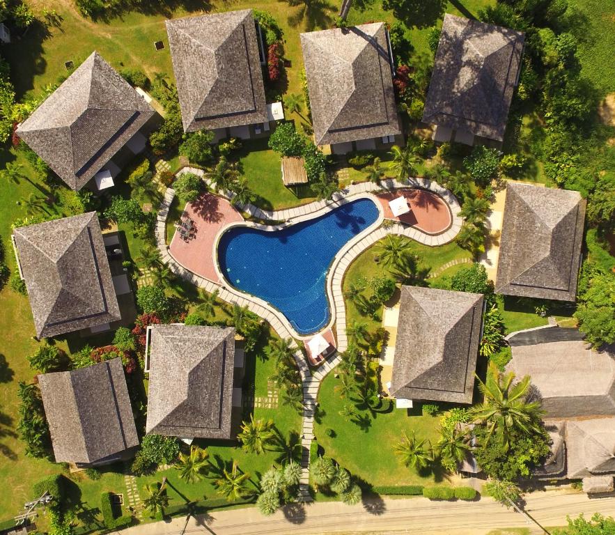 una vista aérea de una piscina en un complejo en Laguna Villas Boutique Hotel, en Ko Yao Noi