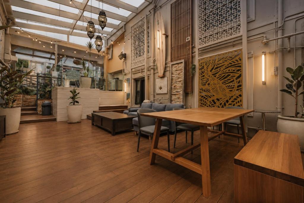 a conference room with a wooden table and chairs at London Gate Backpackers Hostel in Sydney
