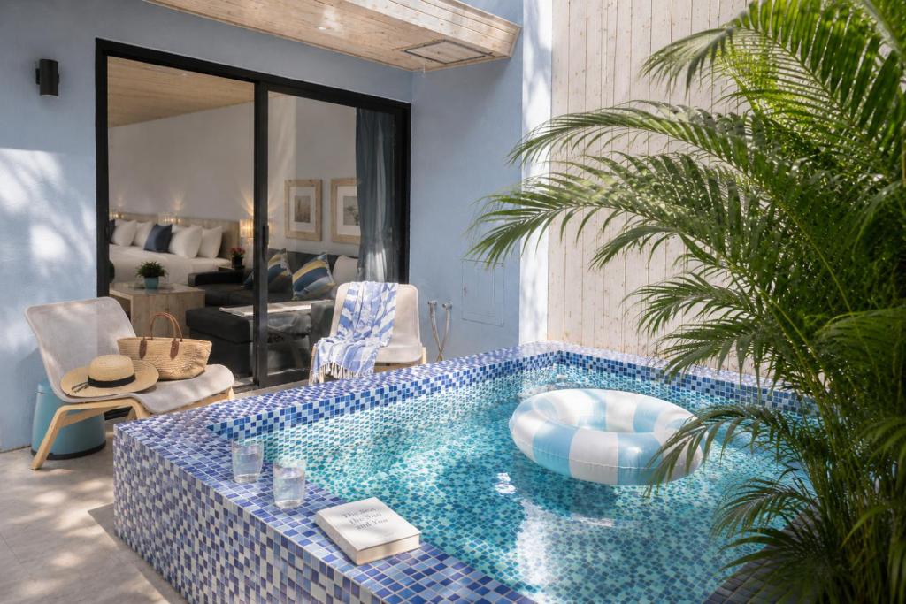 a living room with a swimming pool in a house at 湛藍海岸民宿 Azure-墾丁南灣沙灘-可包棟-國旅卡 in Nanwan