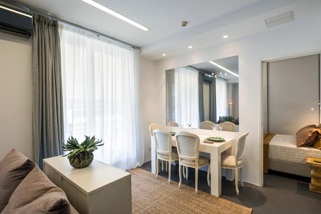 Hip Athens Designer's Suite with Balcony, near Metro and Acropolis VASIAs DELUXE SUITE
