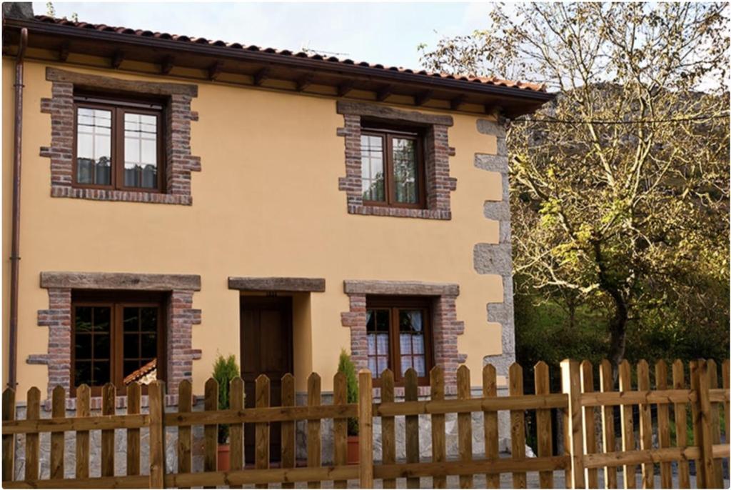 a house with a wooden fence in front of it at Casa Nansi in Berodia