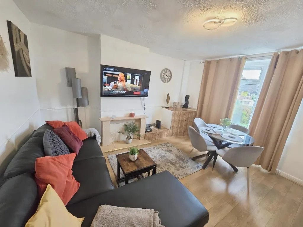 2nd Home Stays Erdington Birmingham - Sleeps 6 Max - Near Erdington Station 10-15 mins walk - Perry Barr Regeneration - Contractors - Long Stays Welcome
