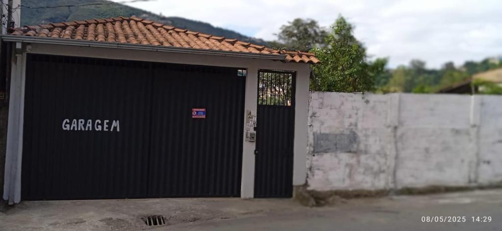 a garage with a door with a sign on it at Casa da tranquilidade in Ouro Preto