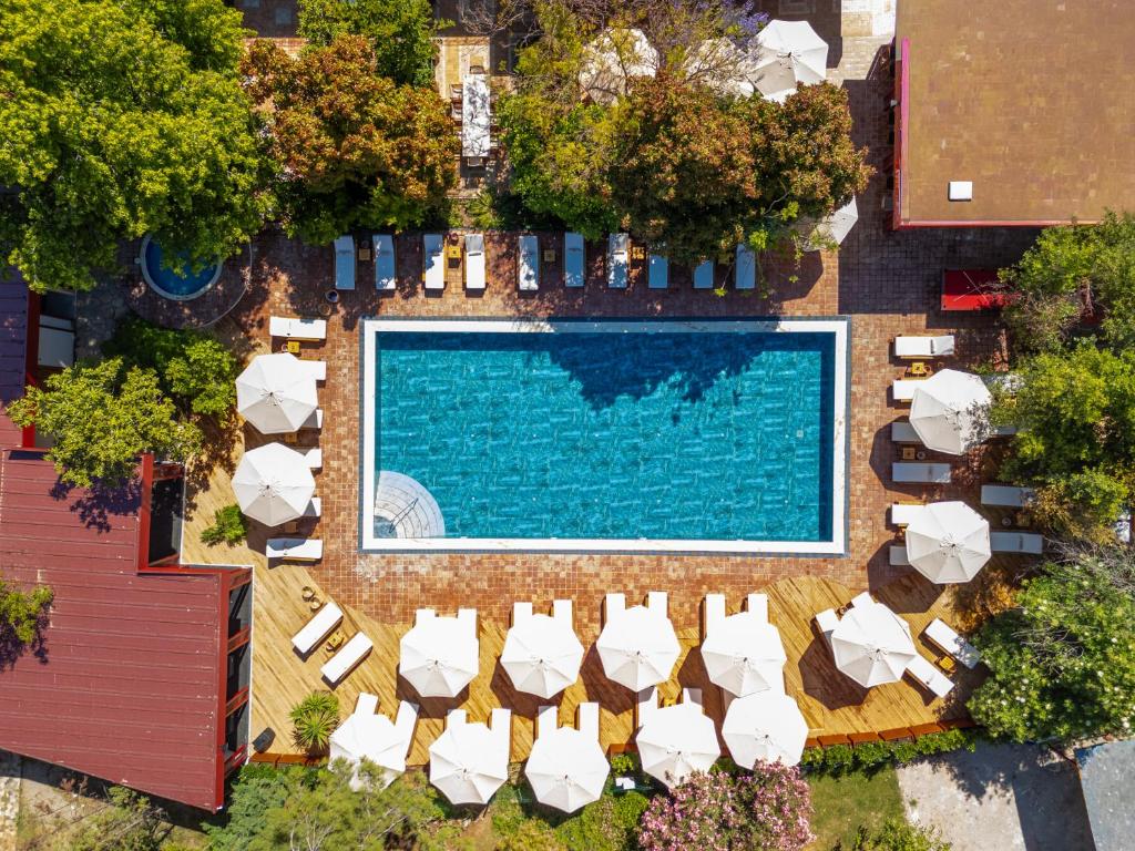 an overhead view of a swimming pool with lounge chairs and umbrellas at Lill Maison Hotel & City Club in Fethiye