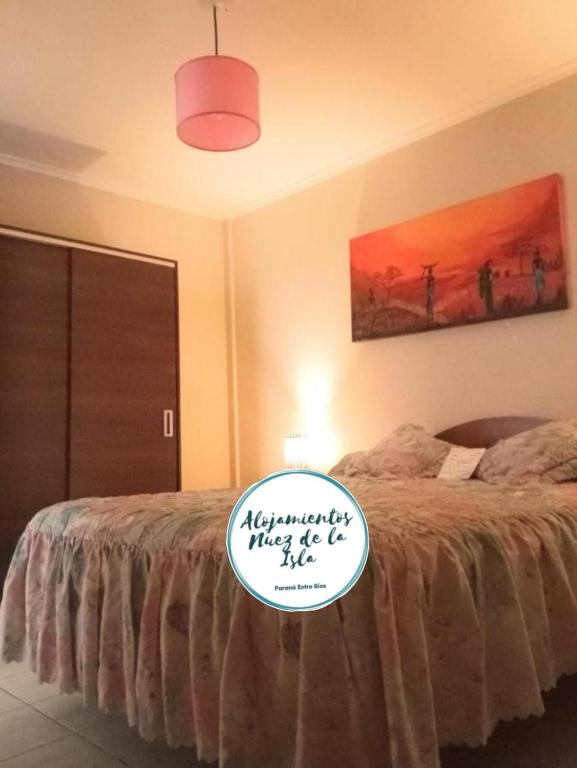 a bedroom with a bed with a sign on it at Nuez de la Isla "Centro Apart"-MICROCENTRO- Balcón al frente 8vo in Paraná
