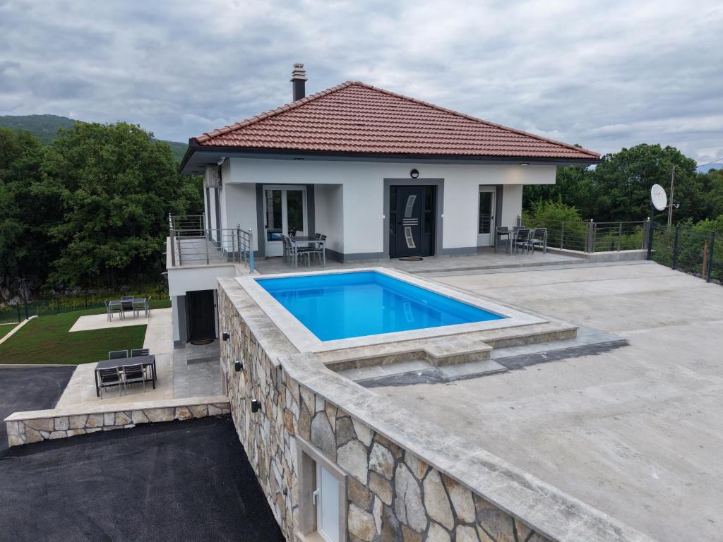 Swimmingpoolen hos eller tæt på Grandpa's Ranch Niksic