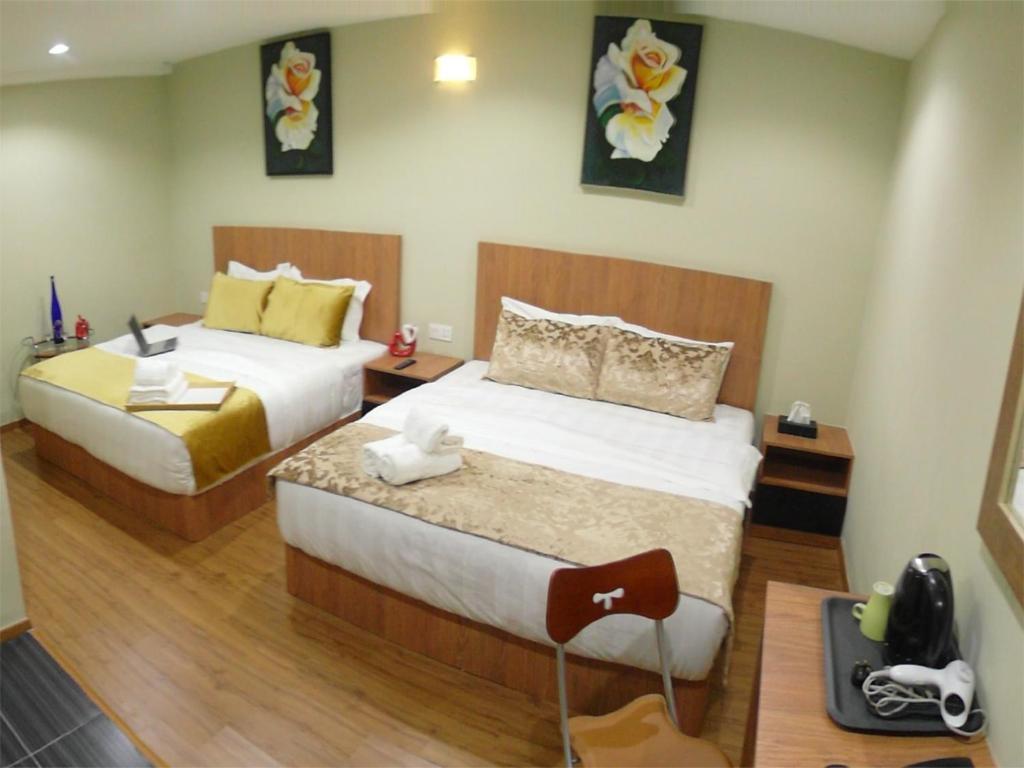 Postel nebo postele na pokoji v ubytování Royale Hotel Batu Gajah