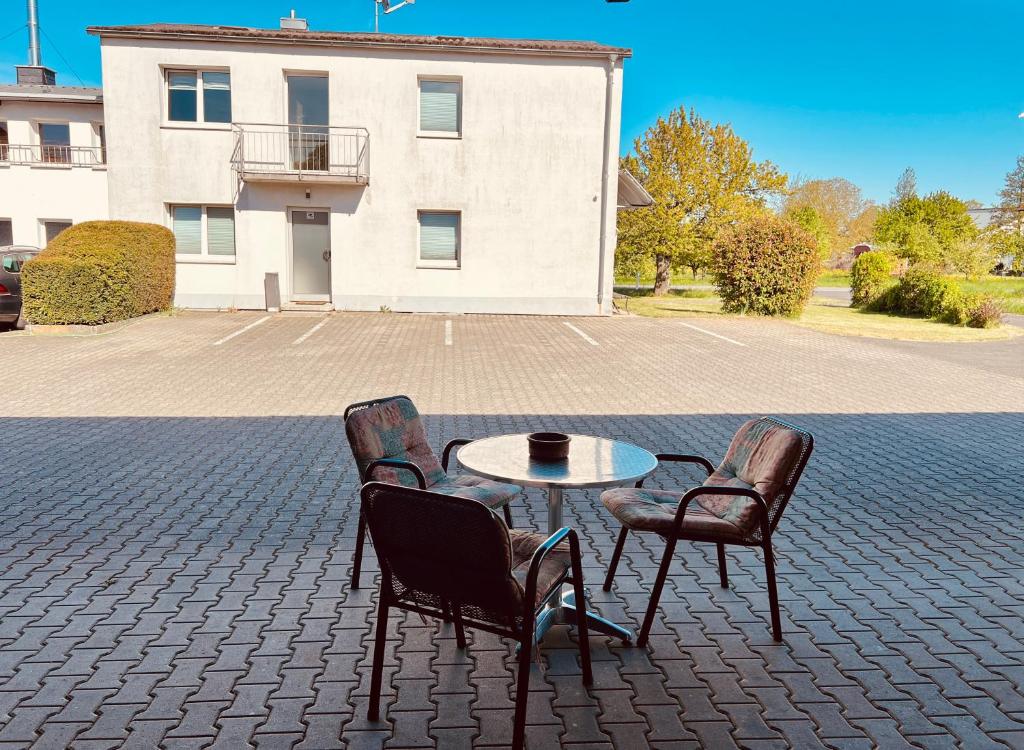 a table and two chairs and a table and a building at Apartment mit 4 Betten in Karben