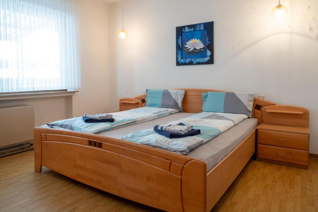 a bed with two towels on it in a bedroom at Ferienwohnung Riesling in Klüsserath
