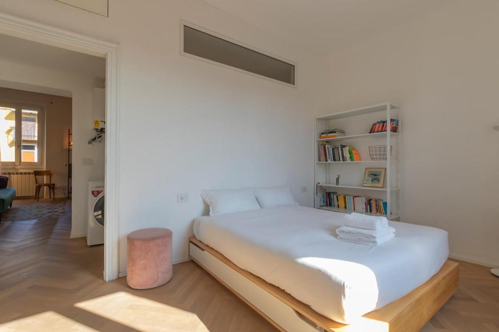 Xenia Milan - 2 room apartment in Pietro Custodi 10