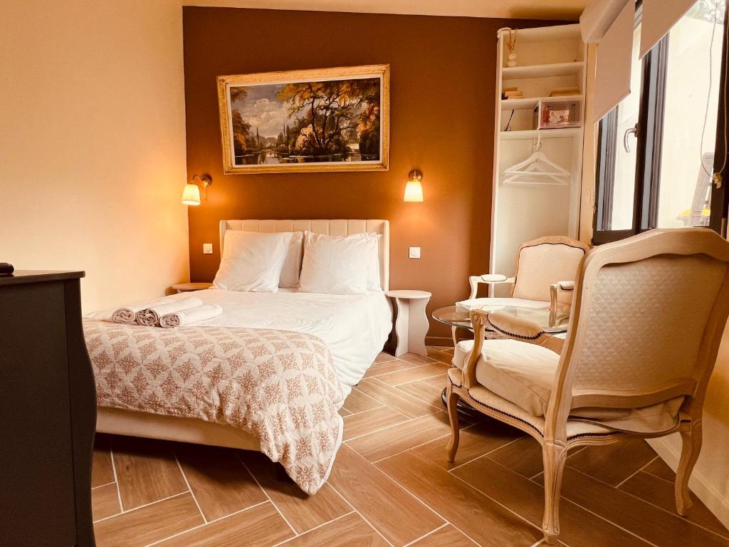 a bedroom with a bed and a chair at Suite Master in Brest