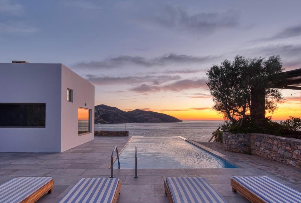 Aiolos Glaros - Seafront Retreat near Agios Nikolaos