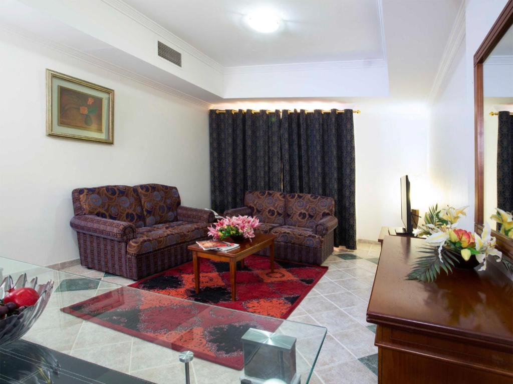 Posezení v ubytování Safeer Hotel Suites