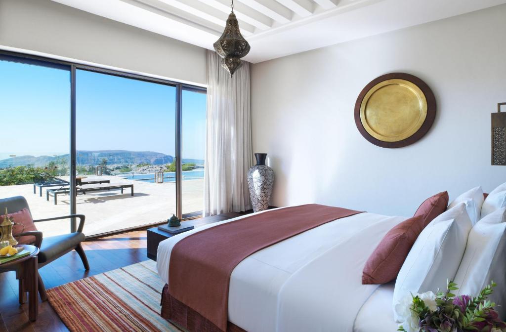 Postel nebo postele na pokoji v ubytování Anantara Al Jabal Al Akhdar Resort